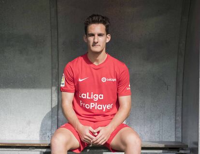 El jugador de 18 años Pablo Kawecki, del Atlético de Madrid, sentado en el banquillo de los campos García de la Mata (Madrid).