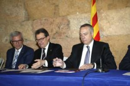 El presidente catalán, Artur Mas (c), y el primer secretario del PSC, Pere Navarro (d), acompañados por el alcalde de Tarragona, Josep Felix Ballesteros, durante el acto en el que han presentado en sociedad el pacto gracias al cual se modificará la legislación catalana para hacer posible en Tarragona el polémico macrocomplejo de ocio y juego BCN World. EFE/Archivo