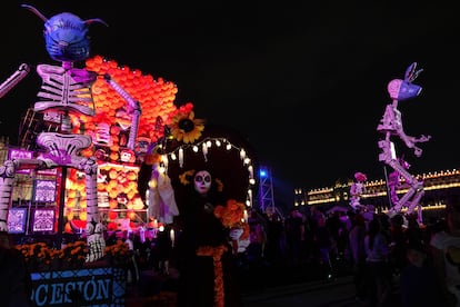 Capitalinos disfrutan de la Megaofrenda monumental inaugurada por Clara Brugada, este 30 de octubre. 