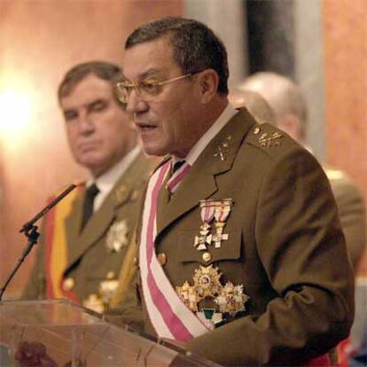El general jefe de la Fuerza Terrestre, José Mena, durante su discurso en Sevilla.