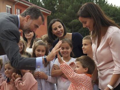 El Rey saluda a niños y profesores del colegio de Pereiro