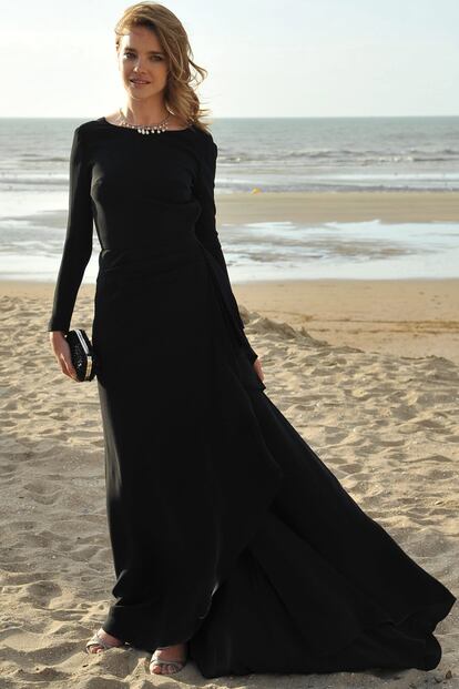 Natalia Vodianova brilló en el festival de cine Cabourg Romantic con este largo vestido negro de la colección pre-fall 2013 de Christian Dior, que combinó con un miniclutch de lentejuelas negras y collar decorado con piedras.