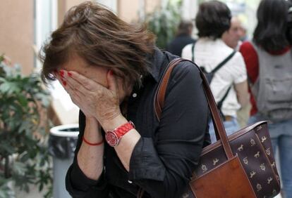 LOS CLIENTES DE BANKIA PEDIRÁN RESPONSABILIDADES. La Asociación de usuarios de Bancas, Cajas y Seguros (ADICAE) celebró ayer la primera asamblea de ahorradores que compraron títulos de la entidad cuando salió a Bolsa. La agrupación interpondrá una acción social de responsabilidad, no descarta la vía penal y propondrá la creación de un colectivo de afectados. En la imagen, una ahorradora afectada.