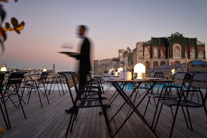 Pura exclusividad. Es la base de Skybar, del Grand Hotel Central de Barcelona. La entrada cuesta 16 € (con una copa incluida, a partir de las 20 h, y es gratuita para los clientes alojados, que durante el día pueden disfrutar de la piscina), pero las vistas sobre Vía Laietana y con las torres de la catedral de fondo aseguran una puesta de sol perfecta. Además, se pueden degustar menús (35 €) y una nueva carta de temporada con especialidades como Gazpacho de melocotón con bogavante, Burrata con hortalizas o Steak tartar.