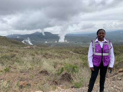 La geofísica de la compañía eléctrica pública KenGen, Anna Mwangi, posa ante las columnas de vapor que emergen del centro de geotermia Olkaria, Parque Nacional Hell’s Gate, en Kenia