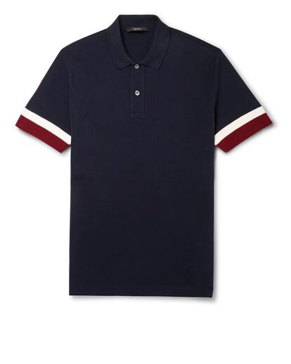 Gucci firma este polo azul con rayas en las mangas. (c.p.v.)