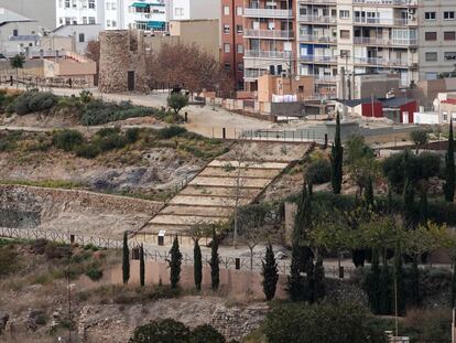 Parque arqueológico del Molinete. Al final de la escalera central se hallan los restos del templo romano. A la izquierda, la estructura de un molino de viento contemporáneo.