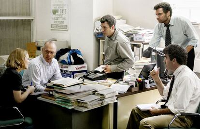 Desde la izquierda, Rachel McAdams, Michael Keaton, Mark Ruffalo, Liev Schreiber y Brian d&rsquo;Arcy James, en &#039;Spotlight&#039;.