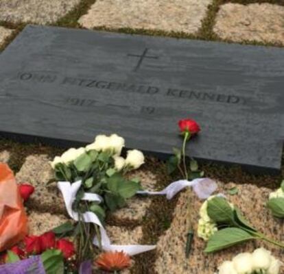 La tumba de John Fitzgerald Kennedy en el cementerio de Arlington amanece cubierta con decenas de flores.