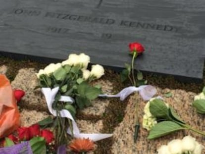 La tumba de John Fitzgerald Kennedy en el cementerio de Arlington amanece cubierta con decenas de flores.