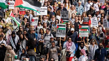 Manifestantes marchan en Londres por un alto el fuego en Gaza, el 13 de abril de 2024.