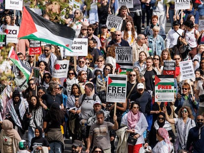 Manifestantes marchan en Londres por un alto el fuego en Gaza, el 13 de abril de 2024.