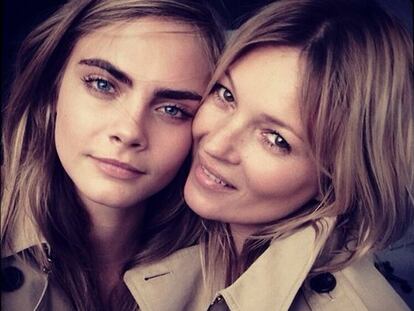 Cara Delevingne y Kate Moss, vestidas de Burberry, en la imagen que colgó la primera en su cuenta de Instagram.