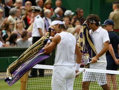 Nadal y Federer se secan el sudor durante la final de Wimbledon de 2008.