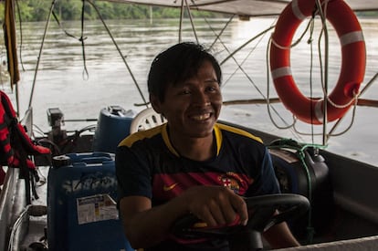 Mario Gualinga es uno de los conductores capacitados para navegar este barco solar. Muy contento, cuenta lo impresionante que es navegar los ríos sin ruido de motor y sabiendo que no genera desechos tóxicos que contaminan las aguas.