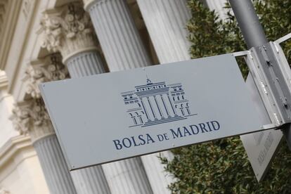 Cartel colocado en las inmediaciones del edificio de la Bolsa de Madrid.