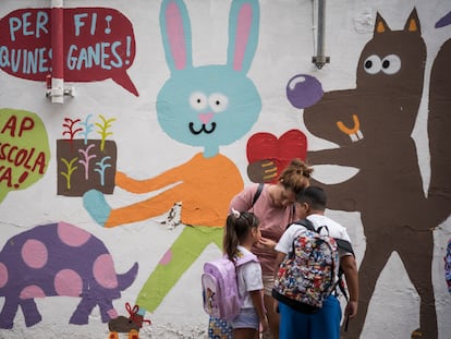 Alumnos de primaria de una escuela de L'Hospitalet, el primer día del curso escolar.