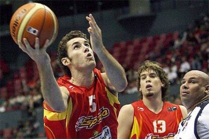 Rudy Fernández penetra a canasta. Tras él, Marc Gasol.