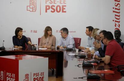 Idoia Mendia conversa este lunes con Miguel Ángel Morales y Begoña Gil antes de la reunión de la ejecutiva del PSE.