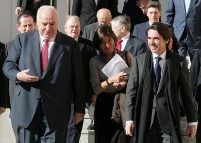 El ex presidente del Gobierno José María Aznar y el ex canciller alemán Helmut Kohl, en la Universidad San Pablo (CEU) de Madrid, donde éste último pronunció una conferencia, titulada "La unificación alemana y la unidad europea", dentro del ciclo organizado por FAES, el 21 de enero de 2005. 