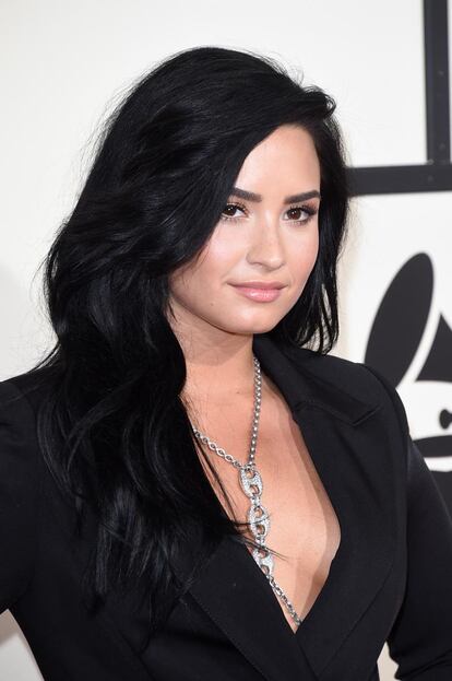 La cantante Demi Lovato, con vestido de Norisol Ferrari  y joyas de Loree Rodkin