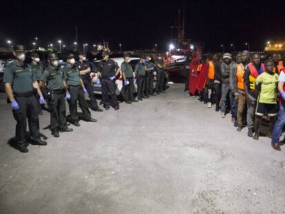 Llegada de personas de origen subsahariano, rescatadas de dos pateras por efectivos de Salvamento Mar&iacute;timo, al puerto granadino de Motril.