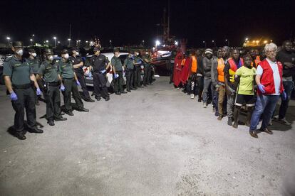 Llegada de personas de origen subsahariano, rescatadas de dos pateras por efectivos de Salvamento Mar&iacute;timo, al puerto granadino de Motril.