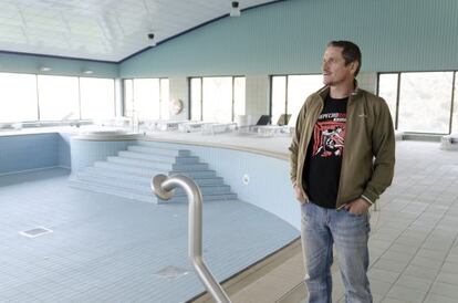 Carlos Luna, edil de Ariño y minero, en el balneario cerrado de su pueblo.