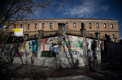 Fachada de la Tabacalera Espacio Promoción del Arte, en Embajadores, en febrero de 2024.