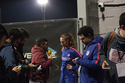 Laia Aleixandri, del Atlético, realizando unas declaraciones tras un partido.