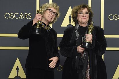 Nancy Haigh (a la izquierda) y Barbara Ling, con la estatuilla por 'Érase una vez... Hollywood'.