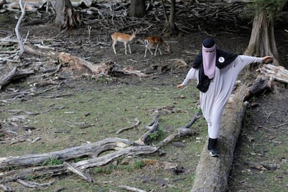 Meryem, de 20 años y vestida con 'niqab', camina sobre un tronco en un parque de Arcaricias en Aarhus (Dinamarca), el 27 julio.
