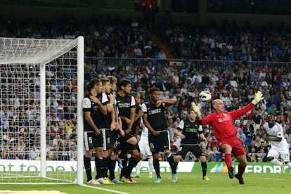 Caballero, el meta del Málaga, y su barrera superados por un lanzamiento de Cristiano en su gol número 200 con el Madrid.