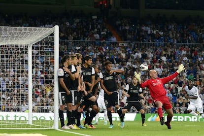 Caballero, el meta del M&aacute;laga, y su barrera superados por un lanzamiento de Cristiano en su gol n&uacute;mero 200 con el Madrid.