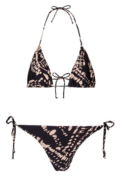 Bikini de triángulo en negro con estampado, de Mango (13 euros cada pieza).