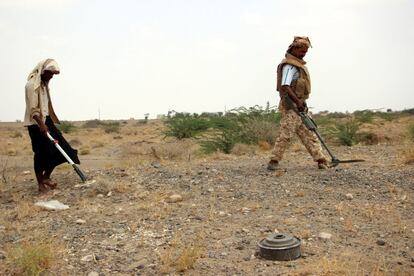 Desminadores yemeníes entrenados en las fuerzas emiratíes con detectores de metales buscan minas terrestres presuntamente plantadas por los rebeldes houthi en una ciudad después de apoderarse de los rebeldes en la provincia occidental de Hodeidah, Yemen, el pasado 18 de marzo 2018. Según los informes, casi 10 mil personas han muerto en Yemen desde marzo de 2015.