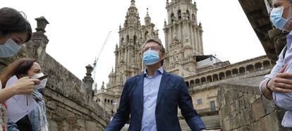  El presidente de la Xunta y candidato a la reelección por el PP, Alberto Núñez Feijóo, habla con los periodistas en la plaza del Obradoiro, en el primer acto del último dia de campaña para las elecciones del domingo. 