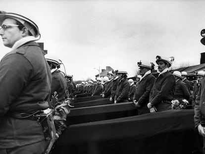Entierro, el 31 de diciembre de 1974, de los mineros fallecidos en la catástrofe de Liévin.