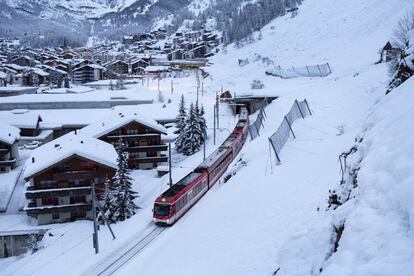 Un pasajero baja del tren en Zermatt (Suiza), el 10 de enero de 2018. 