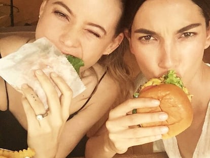 Las modelos de Victoria's Secret también comen hamburguesas... por supuesto. En la imagen, Behati Prinsloo y Lily Aldridge.