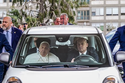 El Papa, en el vehículo que lo ha trasladado tras recibir el alta hospitalaria en Roma, este domingo.