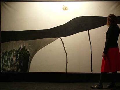 Una visitante ante un paisaje en acrílico y carboncillo de Miró realizado en 1973.