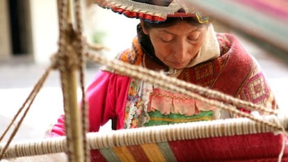 Una tejedora en su telar en Cuzco (Per&uacute;).