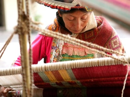 Una tejedora en su telar en Cuzco (Per&uacute;).