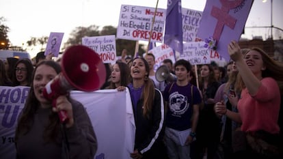 Un grupo de mujeres participa en la manifestación del 8 de marzo en Sevilla. 