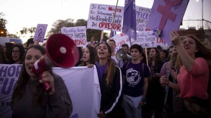 Un grupo de mujeres participa en la manifestación del 8 de marzo en Sevilla.