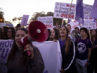 Un grupo de mujeres participa en la manifestación del 8 de marzo en Sevilla. 