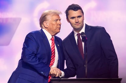 Kirk y Trump en un mitin en diciembre de 2024, en Arizona.