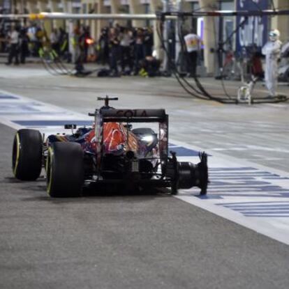 Carlos Sainz entra en boxes tras pinchar una rueda.
