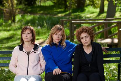 Desde la izquierda, Nathalie Poza, Emma Suárez y Adriana Ozores, en 'Invisibles'.